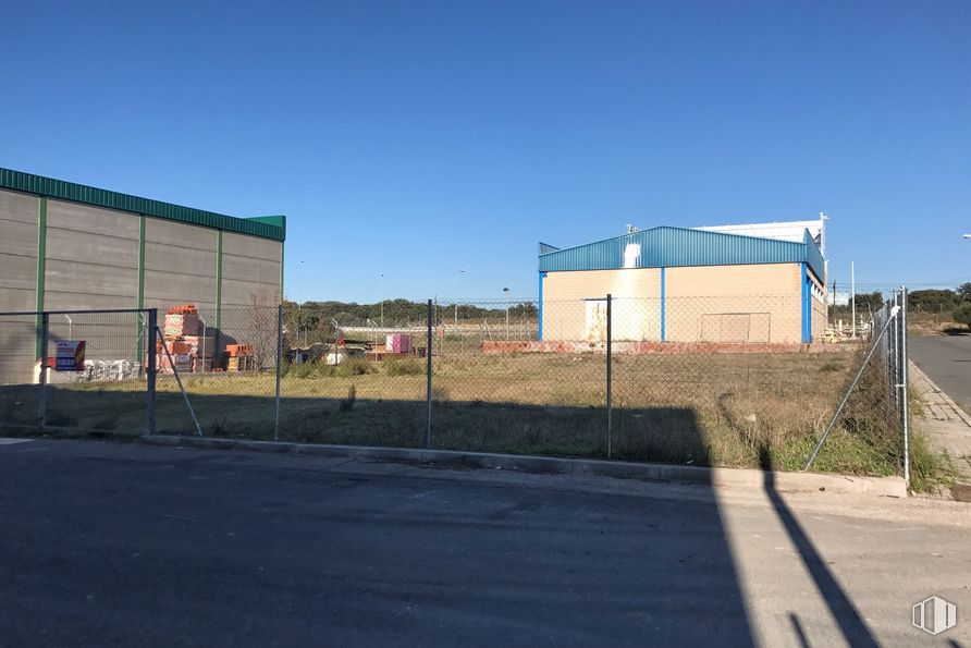 Suelo en venta en Zona industrial Chapinería, Chapinería, Madrid, 28694 con edificio, cielo, planta, asfalto, terreno, superficie de la carretera, hierba, zona residencial, gas y ciudad alrededor