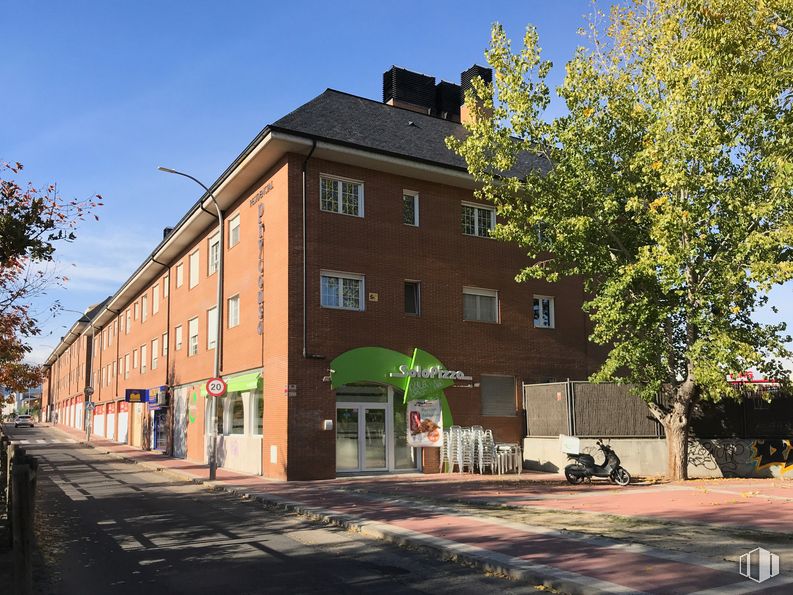 Retail for sale at Calle Cordel de Valladolid, 2, Collado Villalba, Madrid, 28400 with building, sky, window, tree, road surface, urban design, public space, residential area, house and facade around