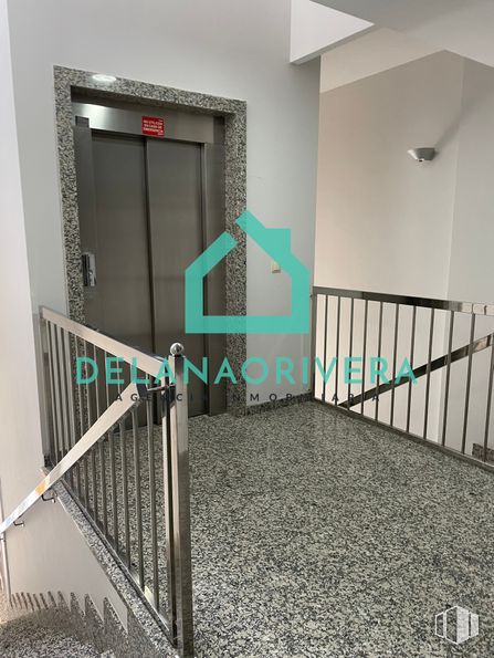 Oficina en venta en Calle Perú, Las Rozas de Madrid, Madrid, 28290 con propiedad, escaleras, puerta, diseño de interiores, arquitectura, edificio, rectángulo, accesorio, piso y suelo alrededor