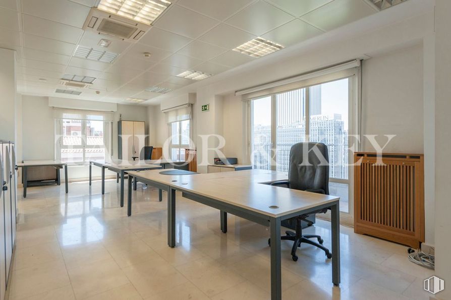 Oficina en venta en Paseo Castellana, Chamartín, Madrid, 28046 con escritorio, mesa, mueble, edificio, ventana, accesorio, silla, madera, hall y suelo alrededor