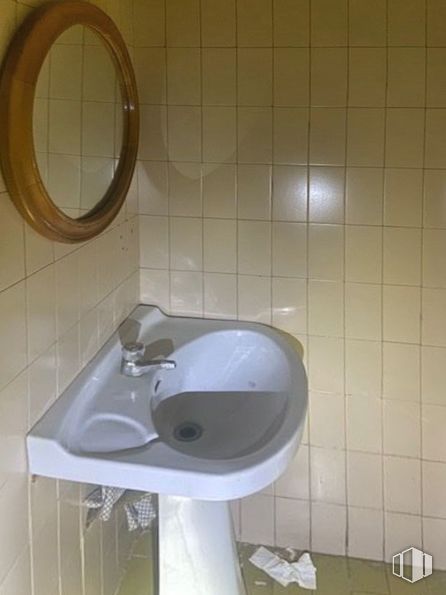 Local en venta en Zona Renfe, Alcorcón, Madrid, 28922 con fregadero, espejo, grifo, accesorio de plomería, lavabo del baño, baño, accesorio, púrpura, arquitectura y pared alrededor