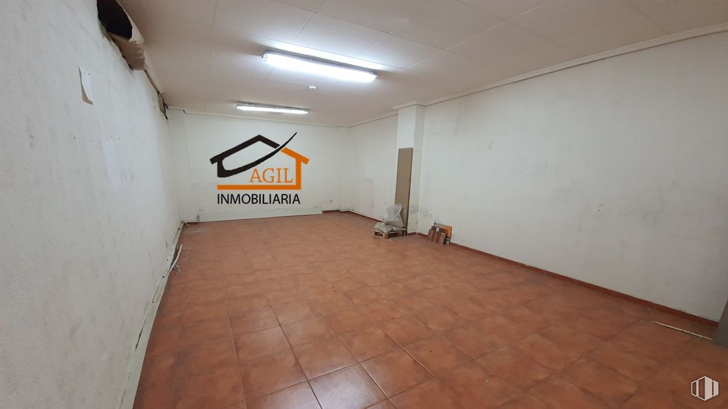 Retail for rent at Avenida Juan Carlos I, Leganés, Madrid, 28912 with lighting, fixture, floor, flooring, wood, composite material, ceiling, concrete, room and paint around