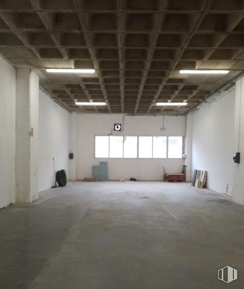 Industrial for rent at Calle Gamonal, Villa de Vallecas, Madrid, 28031 with window, hall, building, flooring, floor, wood, ceiling, composite material, concrete and event around