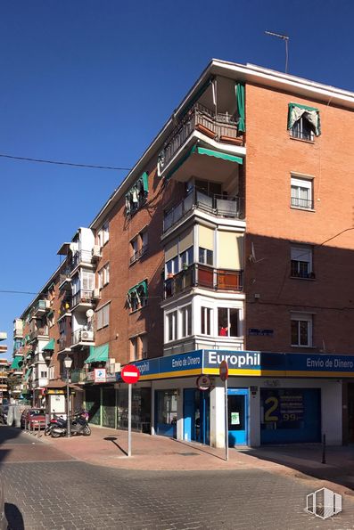 Local en venta en Calle San Cipriano, 20, Vicálvaro, Madrid, 28032 con edificio, cielo, ventana, luz de la calle, diseño urbano, barrio, condominio, fachada, ciudad y edificio comercial alrededor