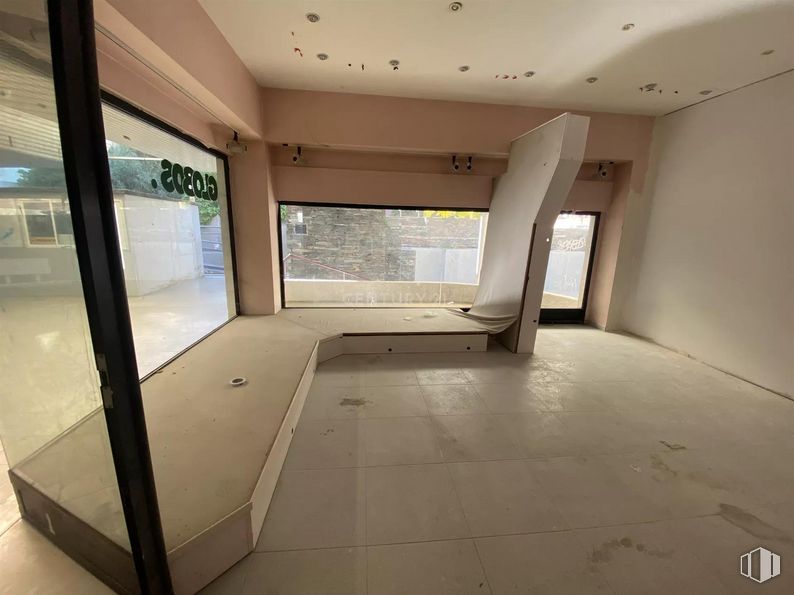 Retail for sale & for rent at Calle Cañadilla, Las Rozas de Madrid, Madrid, 28230 with building, property, fixture, window, wood, floor, flooring, house, shade and glass around