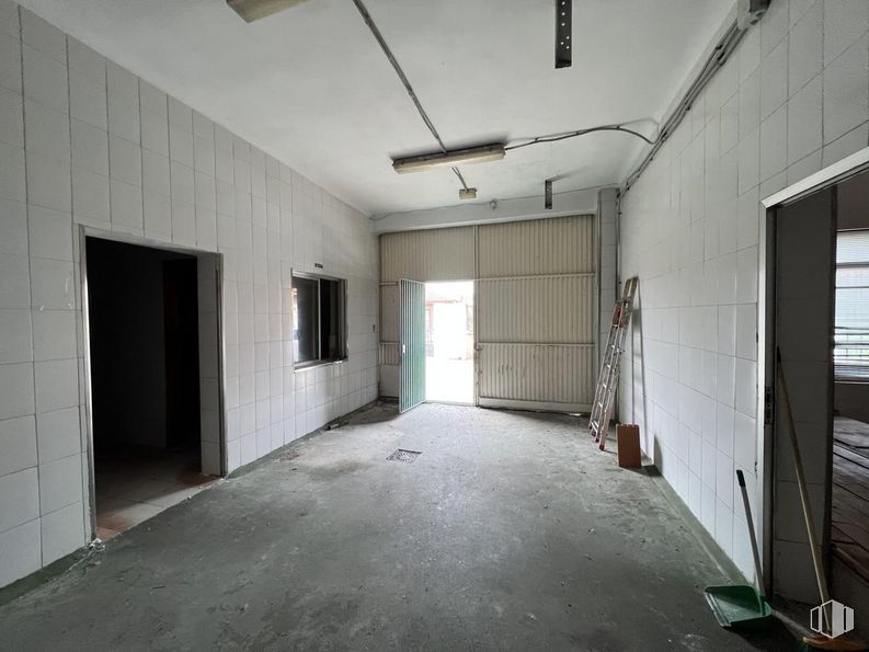 Industrial for sale at Calle Roble, San Pedro del Arroyo, Ávila, 05350 with window, fixture, hall, flooring, ceiling, composite material, wood, building material, concrete and door around