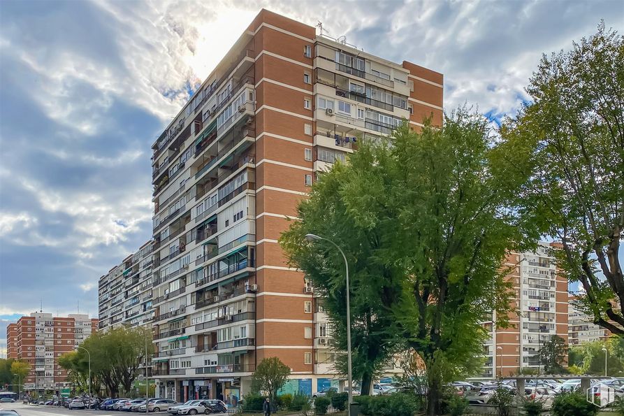 Local en venta en Avenida Betanzos, Fuencarral - El Pardo, Madrid, 28029 con edificio, nube, cielo, durante el día, planta, árbol, infraestructura, bloque de pisos, luz de la calle y ventana alrededor