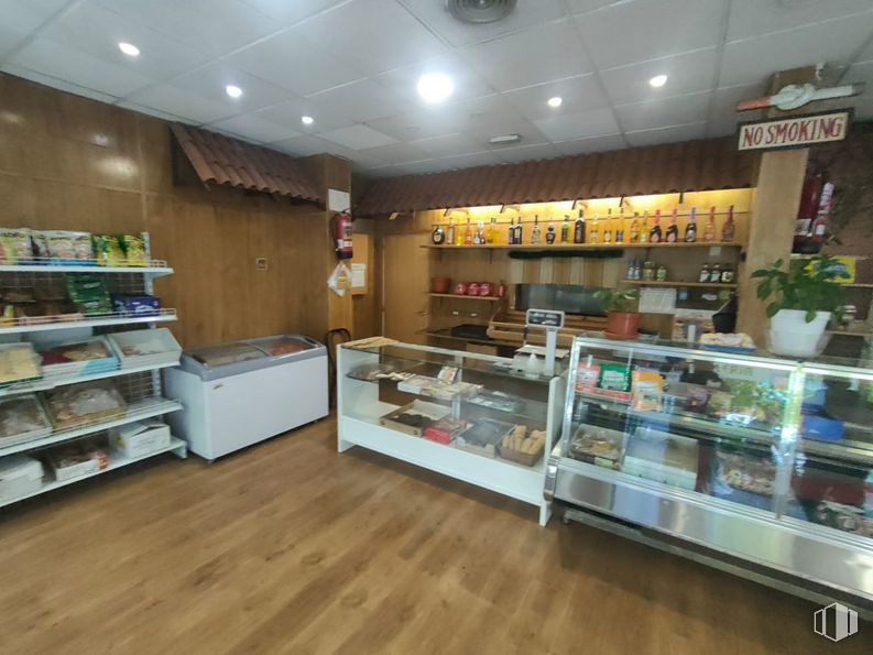 Retail for rent at Calle Esteban Collantes, Ciudad Lineal, Madrid, 28017 with furniture, shelf, shelving, interior design, retail, food, display case, restaurant, bakery and ceiling around