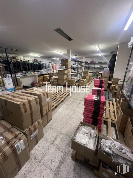 Local en venta en Calle Barberán y Collar, Getafe, Madrid, 28903 con caja, caja de envío, estante, estantería, interiorismo, madera, suelos, suelo, publicación y cliente alrededor