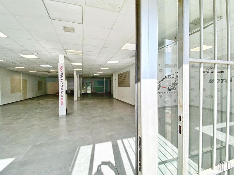 Retail for sale at Calle Manzaneque, Mora, Toledo, 45400 with building, fixture, tile flooring, hall, flooring, floor, ceiling, glass, facade and condominium around