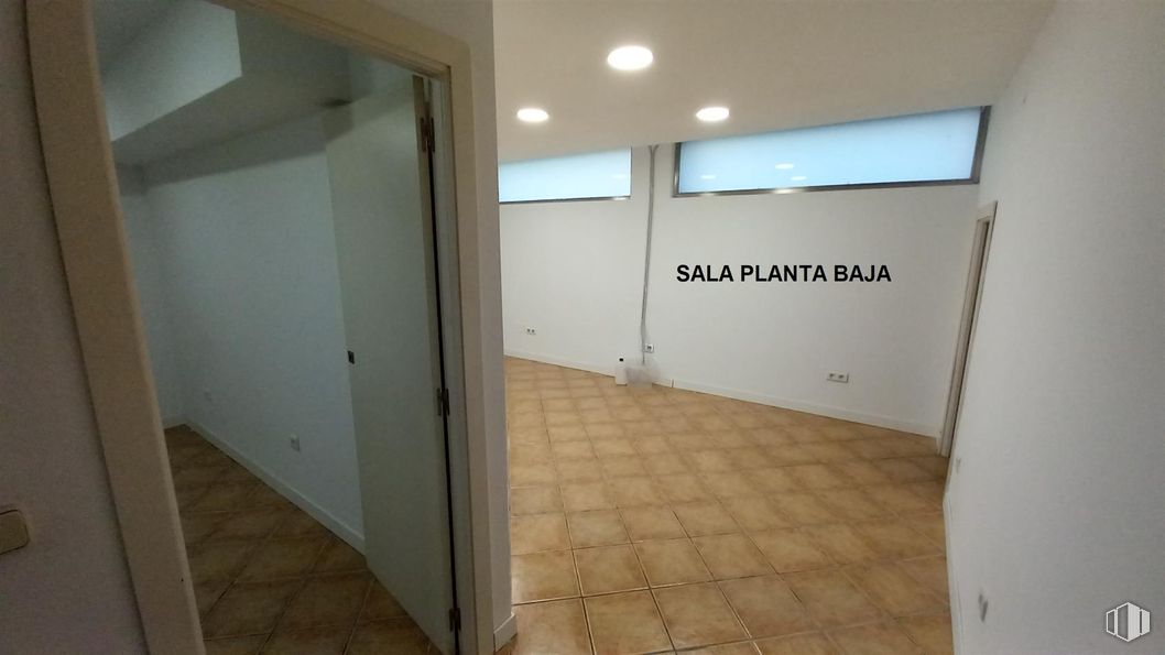 Local en alquiler y venta en Calle Abastos, 94, Aranjuez, Madrid, 28300 con lámpara, suelos, suelo, interiorismo, techo, suelo de baldosas, puerta, habitación, azulejo y vidrio alrededor