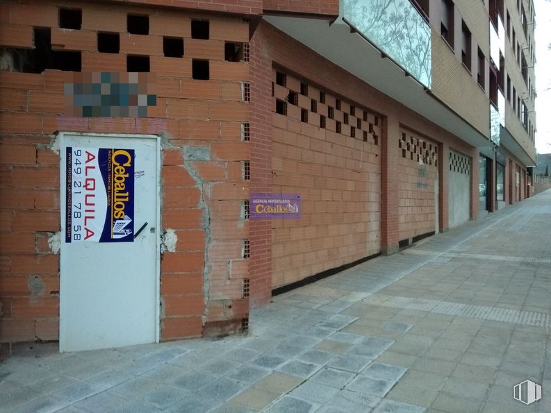 Retail for rent at Los Valles, Guadalajara, 19005 with building, window, wood, architecture, brick, brickwork, neighbourhood, wall, door and road surface around