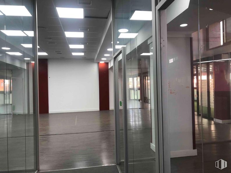 Local en alquiler en Zona Arroyo de la Vega, Alcobendas, Madrid, 28108 con alumbrado, lámpara, accesorio, edificio, puerta, suelos, suelo, vidrio, techo y aluminio alrededor