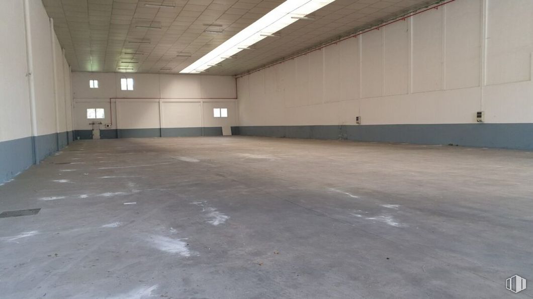 Nave en alquiler en Zona industrial, Villaverde, Madrid, 28021 con lámpara, alumbrado, edificio, hall, casa, suelos, madera, suelo, asfalto y aparcamiento alrededor