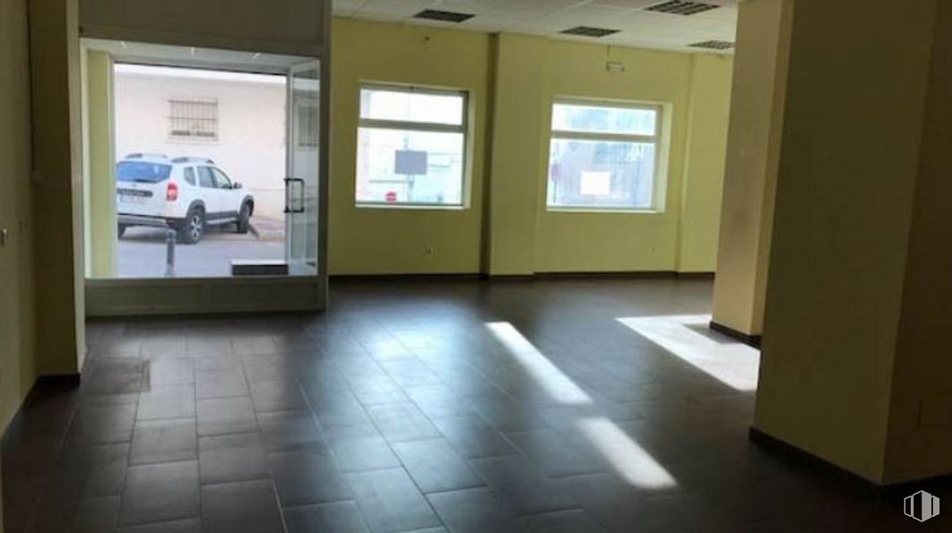 Retail for sale & for rent at Zona Fausto Culebras, Cuenca, 16004 with window, car, tire, wheel, vehicle, building, fixture, interior design, flooring and floor around