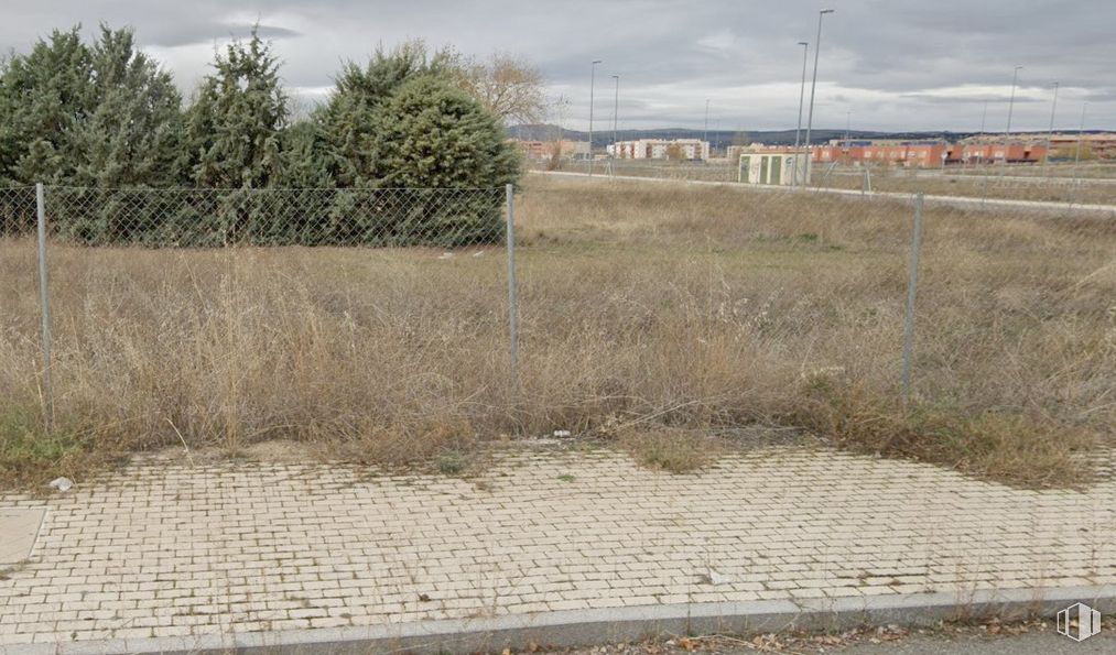 Land for sale at Calle Bartolomé de las Casas, Ávila, 05002 with sky, cloud, plant, ecoregion, land lot, natural landscape, tree, grass, plain and wire fencing around