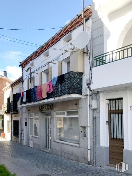 Retail for rent at Calle Santa María, Miraflores de la Sierra, Madrid, 28792 with window, building, door, property, plant, sky, urban design, road surface, house and facade around