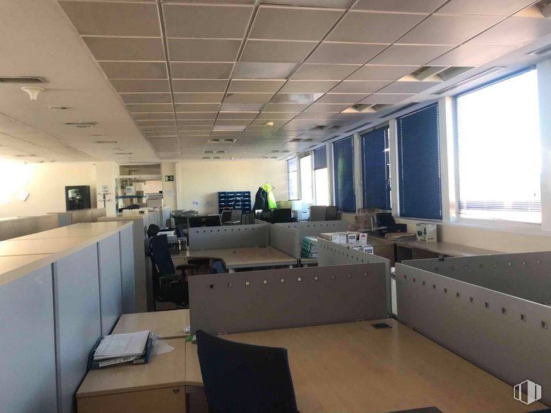 Oficina en alquiler en Polígono industrial Sur, San Sebastián de los Reyes, Madrid, 28700 con ventana, mesa, interiorismo, accesorio, suelo, suelos, silla, sofá, escritorio y planta de interior alrededor