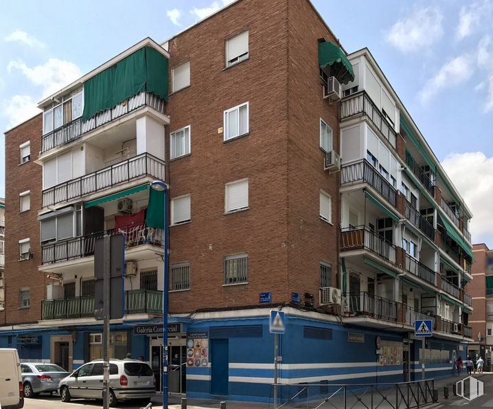 Local en alquiler y venta en Calle Seminario, Leganés, Madrid, 28911 con coche, edificio, cielo, nube, propiedad, ventana, vehículo, neumático, diseño urbano y condominio alrededor