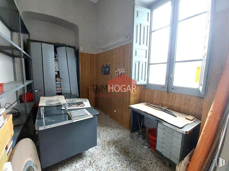 Retail for sale at Plaza Arrabal, Arévalo, Ávila, 05200 with window, desk, cabinetry, property, furniture, drawer, floor, building, flooring and chair around