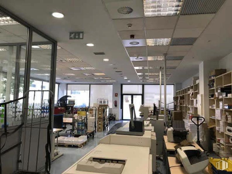 Industrial for sale & for rent at Zona Getafe, Getafe, Madrid, 28906 with interior design, ceiling, lighting, flooring, floor, furniture, shelving, electronic device, technology and shelf around