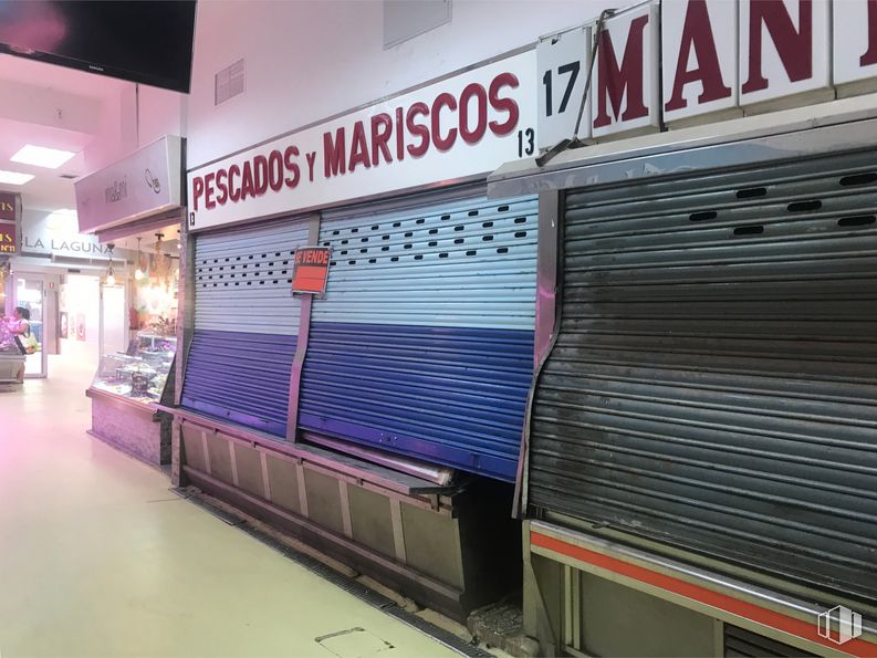 Retail for sale & for rent at Calle Bernardina Aranguren, 8, Carabanchel, Madrid, 28025 with flooring, electric blue, event, magenta, signage, advertising, city, steel, public transport and banner around