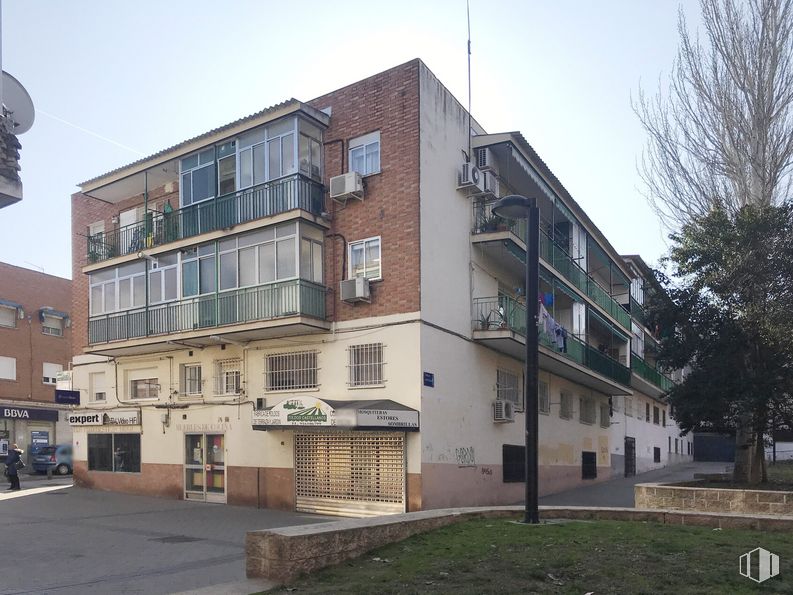 Local en alquiler y venta en Calle Fátima, 24, Leganés, Madrid, 28917 con edificio, cielo, ventana, propiedad, planta, diseño urbano, árbol, barrio, área residencial y accesorio alrededor