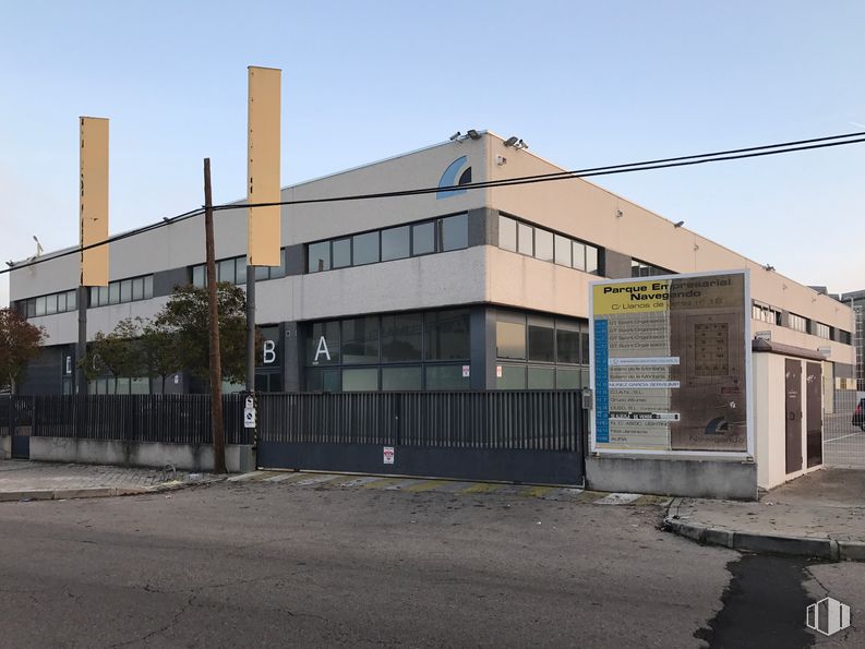 Nave en alquiler en Calle Llanos de Jerez, 18, Coslada, Madrid, 28820 con edificio, cielo, luz de la calle, electricidad, asfalto, área residencial, fachada, casa, diseño urbano y gas alrededor