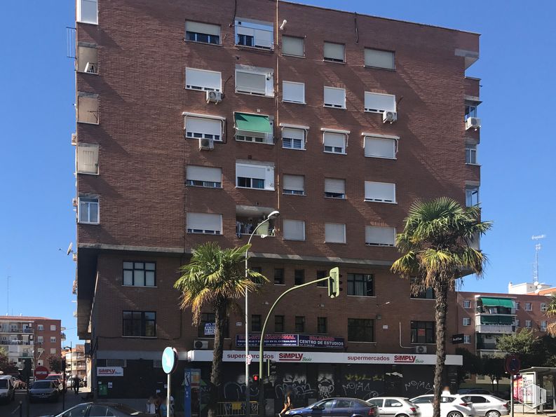 Local en alquiler en Casco Antiguo, Alcorcón, Madrid, 28921 con edificio, cielo, propiedad, ventana, coche, bloque de torre, diseño urbano, condominio, arquitectura y árbol alrededor