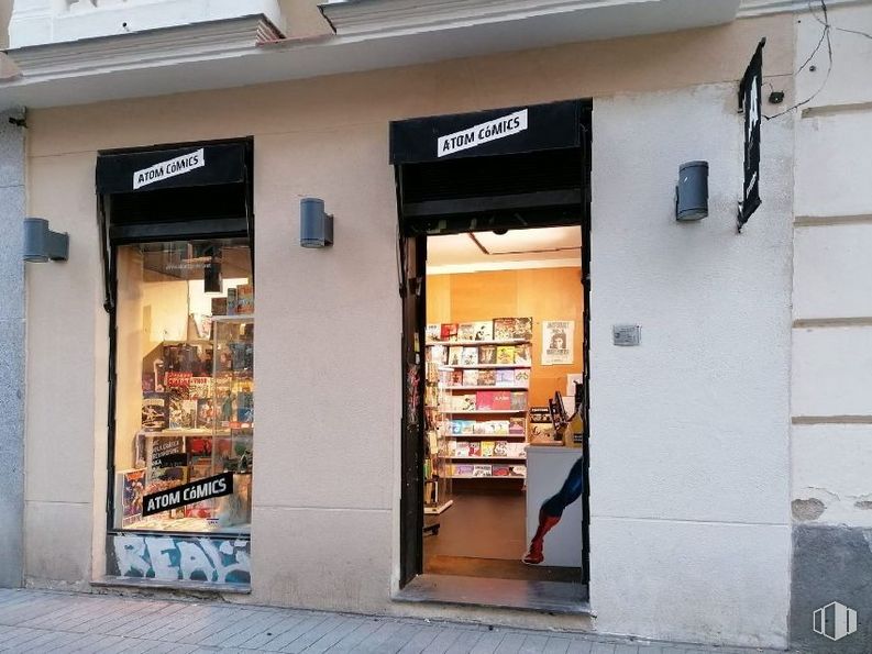 Local en venta en Calle Fernán González, Salamanca, Madrid, 28009 con persona, equipaje y bolsos, estante, fachada, venta al por menor, publicación, estantería, gafas, fuente y calle alrededor