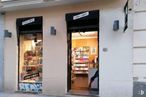 Retail for sale at Calle Fernán González, Salamanca, Madrid, 28009 with person, luggage & bags, shelf, facade, retail, publication, shelving, eyewear, font and street around