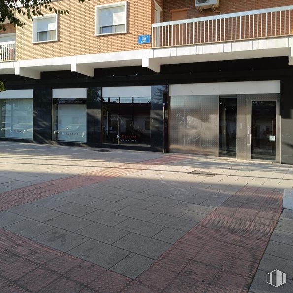 Retail for rent at Zona céntrica, Móstoles, Madrid, 28931 with window, building, road surface, shade, asphalt, architecture, urban design, sidewalk, condominium and tints and shades around