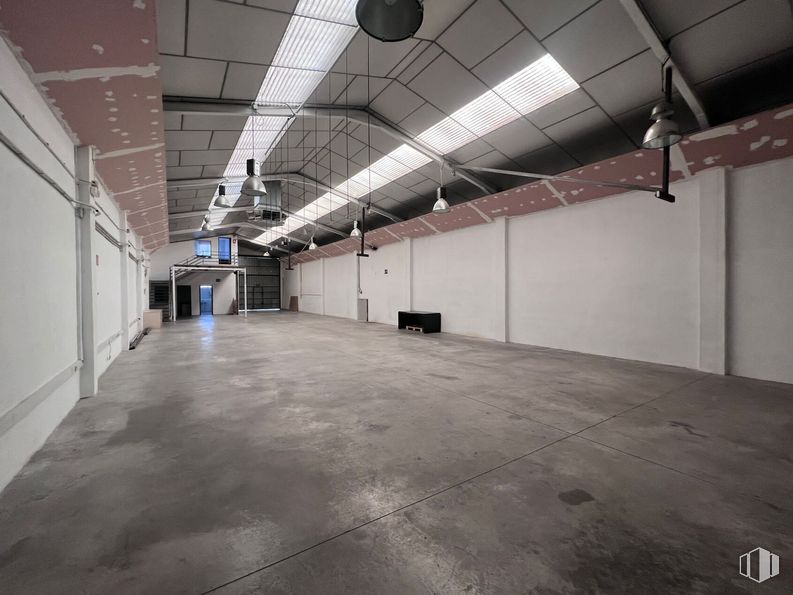 Nave en venta en Polígono industrial Carretera de Loeches, Torrejón de Ardoz, Madrid, 28850 con alumbrado, accesorio, edificio, piso, pavimentos, pasillo, material compuesto, techo, hormigón y ciudad alrededor