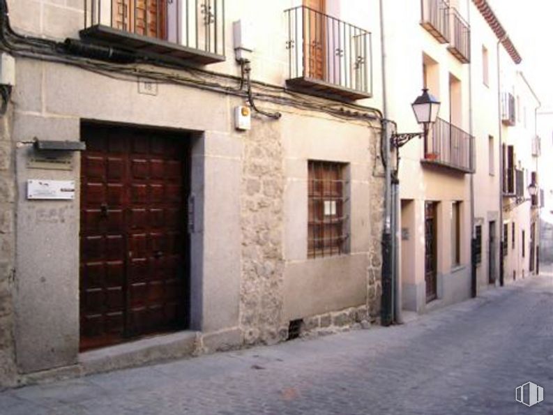 Oficina en alquiler en Oficina zona Murallas, Ávila, 05001 con mediante, ventana, edificio, propiedad, accesorio, madera, vecindario, superficie de la carretera, fachada, barrio residencial y bienes raíces alrededor