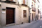 Office for rent at Oficina zona Murallas, Ávila, 05001 with door, window, building, property, fixture, wood, neighbourhood, road surface, facade, residential area and real estate around