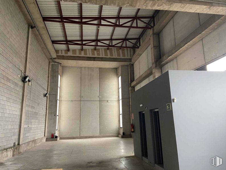 Industrial for rent at Avenida Industria, Alcobendas, Madrid, 28108 with floor, flooring, ceiling, composite material, concrete, metal, building material, daylighting, hall and steel around