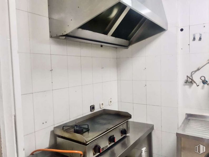 Retail for sale at Casco antiguo, Alcorcón, Madrid, 28921 with kitchen appliance, property, cabinetry, kitchen stove, building, kitchen, wood, gas stove, interior design and countertop around