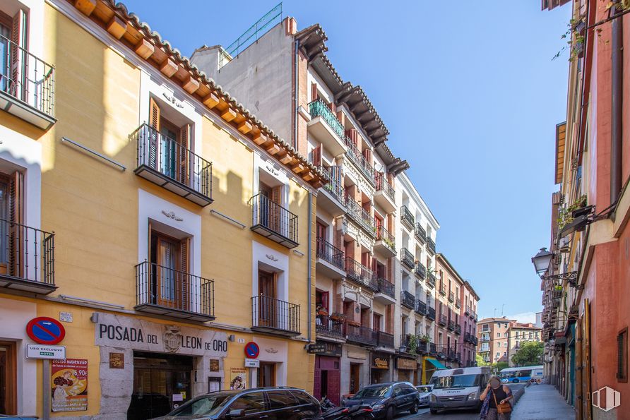 Local en alquiler en Zona Cava Baja, Centro, Madrid, 28005 con coche, edificio, persona, ventana, rueda, neumático, cielo, vehículo, infraestructura y barrio alrededor