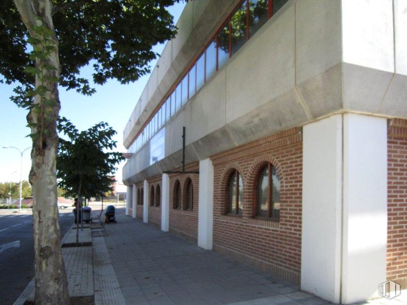 Local en alquiler en Calle Jacinto Benavente, 8, Azuqueca de Henares, Guadalajara, 19200 con edificio, ventana, árbol, sombra, diseño urbano, cielo, área residencial, fachada, bienes raíces y material compuesto alrededor