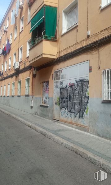 Nave en venta en Calle Papagayo, Carabanchel, Madrid, 28025 con ventana, edificio, pintura, asfalto, arte, superficie de la carretera, diseño urbano, ciudad, tintes y matices y fachada alrededor