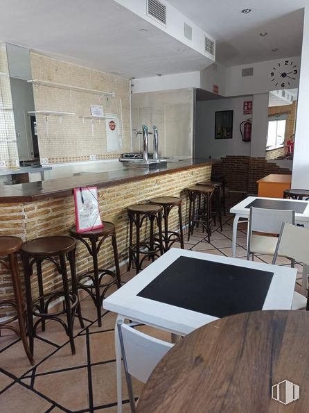 Local en alquiler y venta en Calle Tesillo, 3, Fuenlabrada, Madrid, 28944 con taburete, mesa, propiedad, mueble, encimera, madera, ebanistería, cocina, alumbrado y silla alrededor