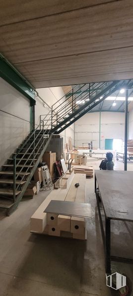 Industrial for sale at Zona industrial, Yuncos, Toledo, 45210 with table, stairs, wood, flooring, floor, handrail, composite material, metal, ceiling and building material around