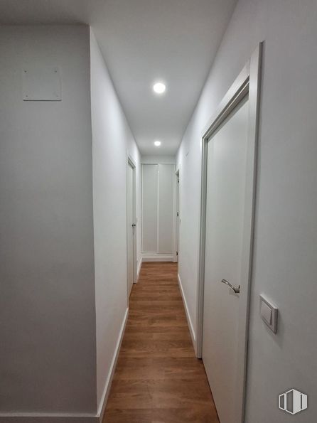 Oficina en alquiler en Calle Princesa, 3, Moncloa - Aravaca, Madrid, 28008 con puerta, accesorio, edificio, pared, madera, suelos, rectángulo, asa, techo y simetría alrededor