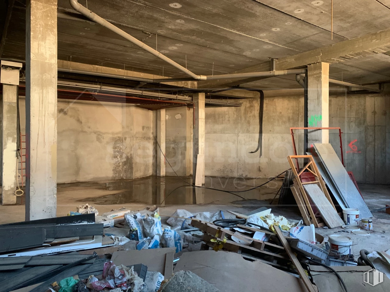 Retail for sale at Calle Ventanilla, 8, Colmenarejo, Madrid, 28270 with wood, floor, house, flooring, gas, building material, building, ceiling, event and machine around