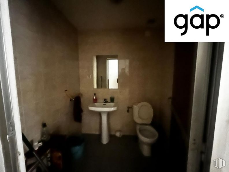 Retail for sale at Calle Princesa Zaida, Cuenca, 16002 with toilet, sink, building, plumbing fixture, bathroom, tap, wood, house, floor and flooring around