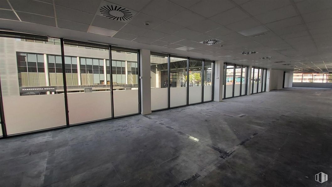 Office for rent at Edificio Castellana Hall, Paseo Castellana, 257, Fuencarral - El Pardo, Madrid, 28046 with fixture, building, floor, flooring, city, glass, metropolitan area, ceiling, commercial building and facade around