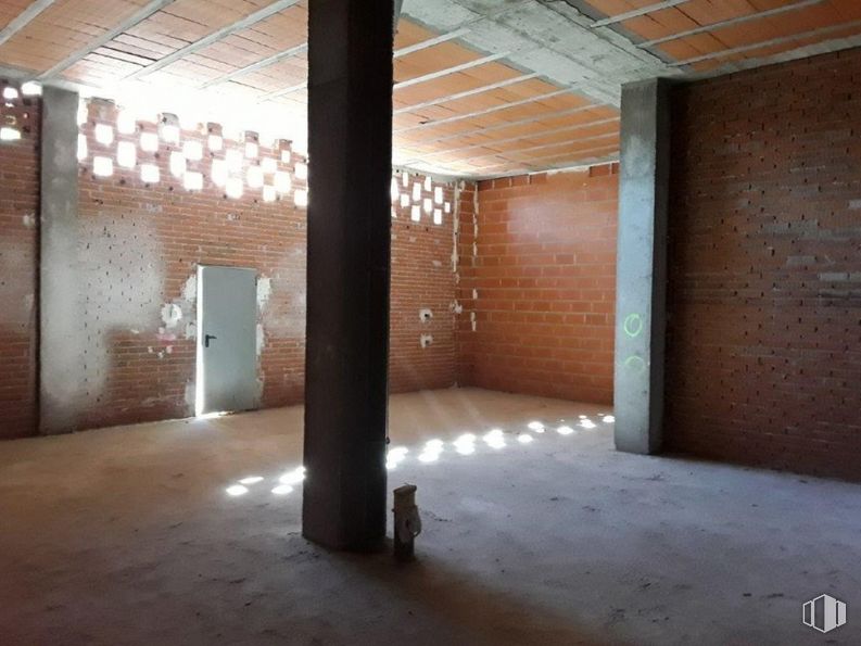 Retail for sale at Paseo Navegantes, Arganda del Rey, Madrid, 28500 with wood, hall, architecture, flooring, floor, fixture, brick, tints and shades, ceiling and hardwood around