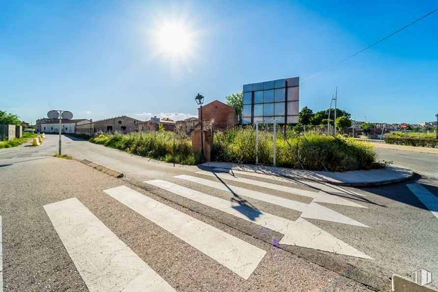 Suelo en venta en Avenida Príncipe de Asturias, Alovera, Guadalajara, 19208 con edificio, casa, cielo, planta, luz de la calle, infraestructura, nube, superficie de la carretera, asfalto y terreno alrededor