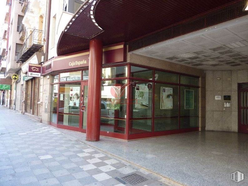 Retail for sale at Calle Carretería, Cuenca, 16002 with building, door, plant, fixture, facade, commercial building, flooring, urban design, city and window around