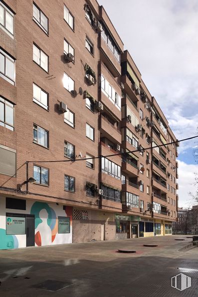 Retail for sale & for rent at Calle Zuloaga, 1, Talavera de la Reina, Toledo, 45600 with building, cloud, window, sky, tower block, condominium, urban design, material property, commercial building and facade around